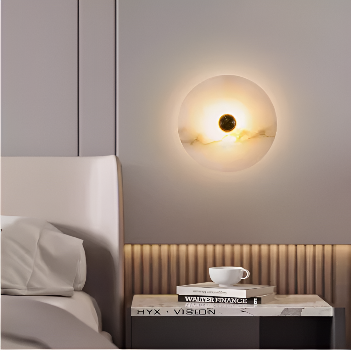 Oval alabaster bordlampe med messingfot, gir varm glød og elegant preg i moderne interiør. Perfekt for stue og soverom.