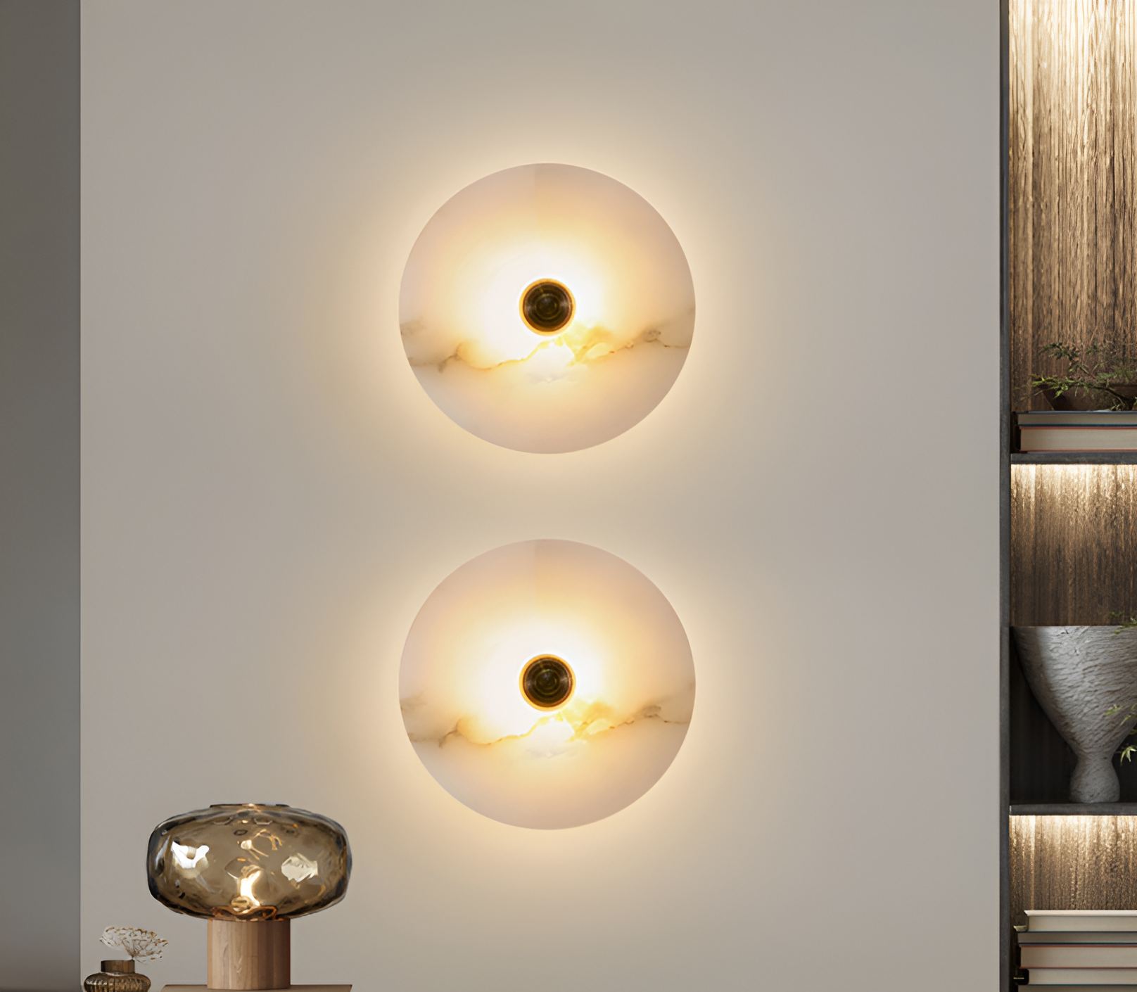 Oval alabaster bordlampe med messingfot, gir varm glød og elegant preg i moderne interiør. Perfekt for stue og soverom.