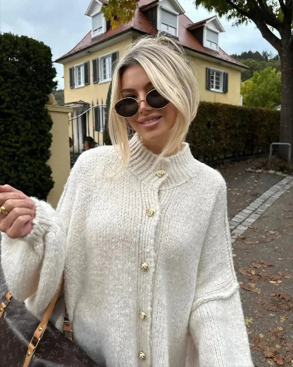 Myk oversized kvinnecardigan med frontknapper. Ideell for høststil og vintermote, gir varme og komfort.
