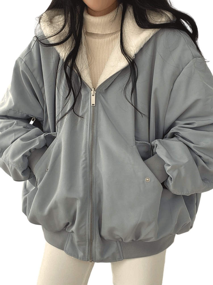 Oversized koselig vinterjakke for kvinner i grå. Trendy og avslappet yttertøy for hverdag.