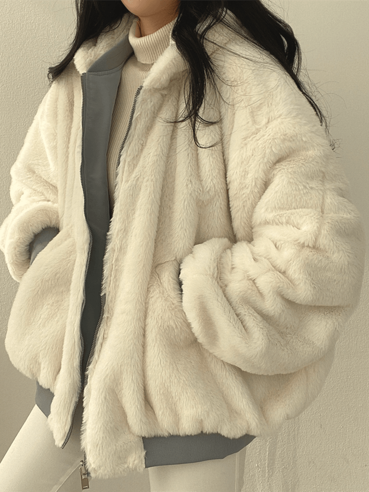 Beige oversized vinterjakke for kvinner. Avslappet passform og trendy yttertøy for lagdelt stil.
