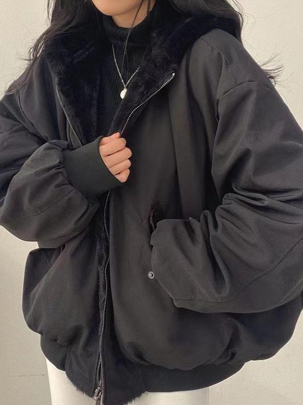 Myk, koselig oversized vinterjakke til kvinner. Stilrent yttertøy for kald vinter, grå farge.