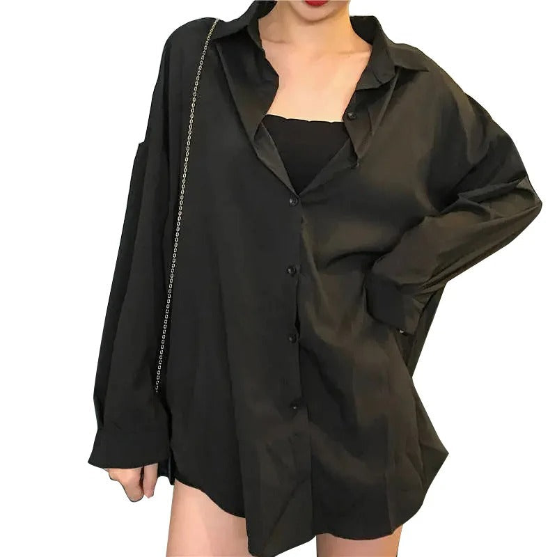 Elegant oversized langermet skjorte for kvinner. Allsidig topp for hverdag og motebevisste antrekk.