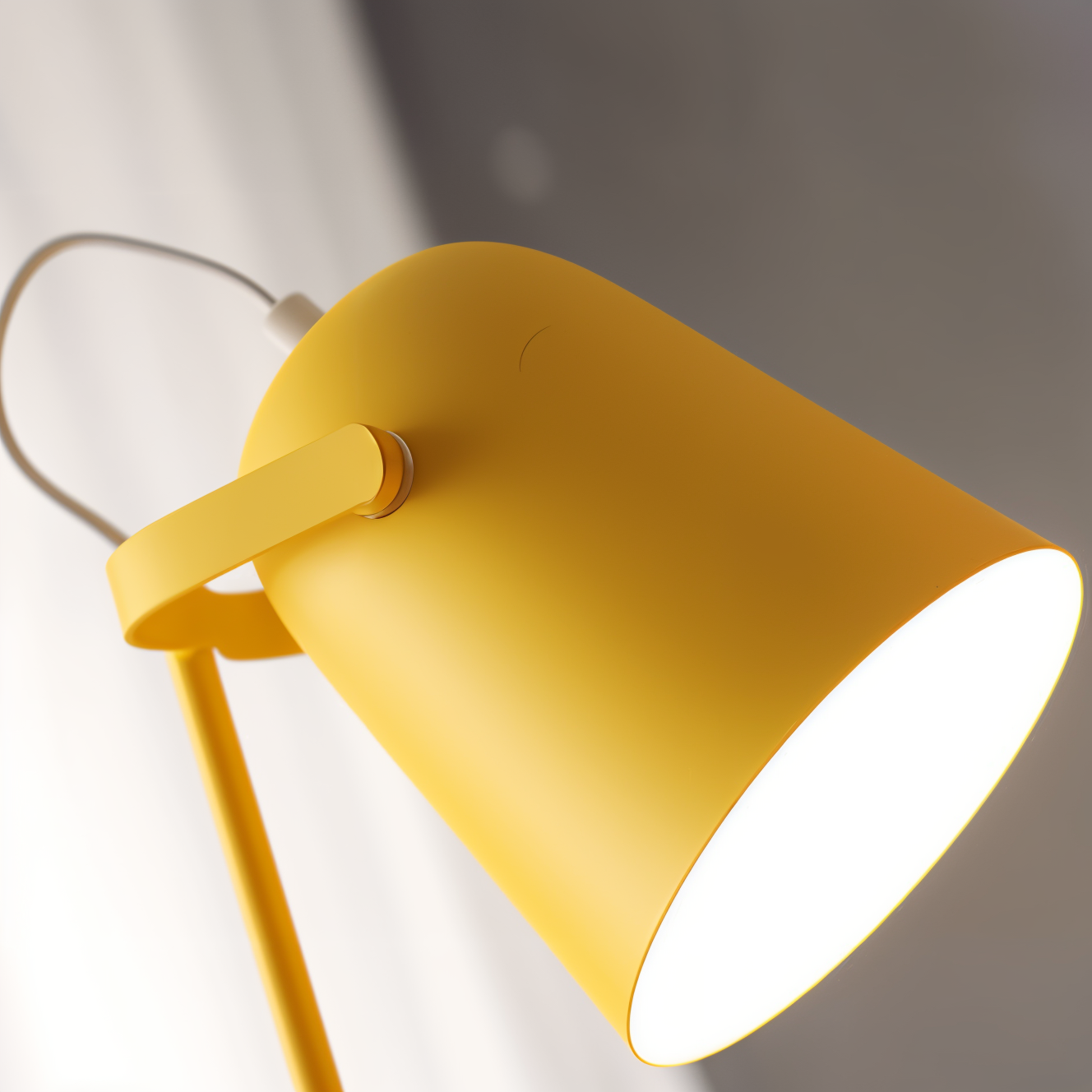 Unik macaron skrivebordslampe i pastell, justerbar lysretning, flott interiørdetalj.