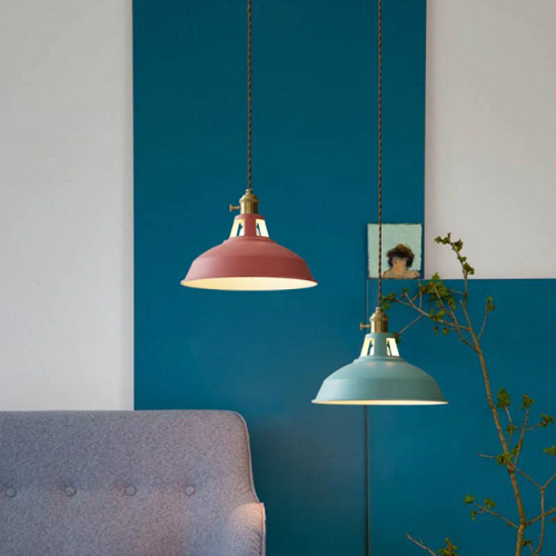 Stilfull pastell pendellampe i retro design for spisestuen eller stuen.