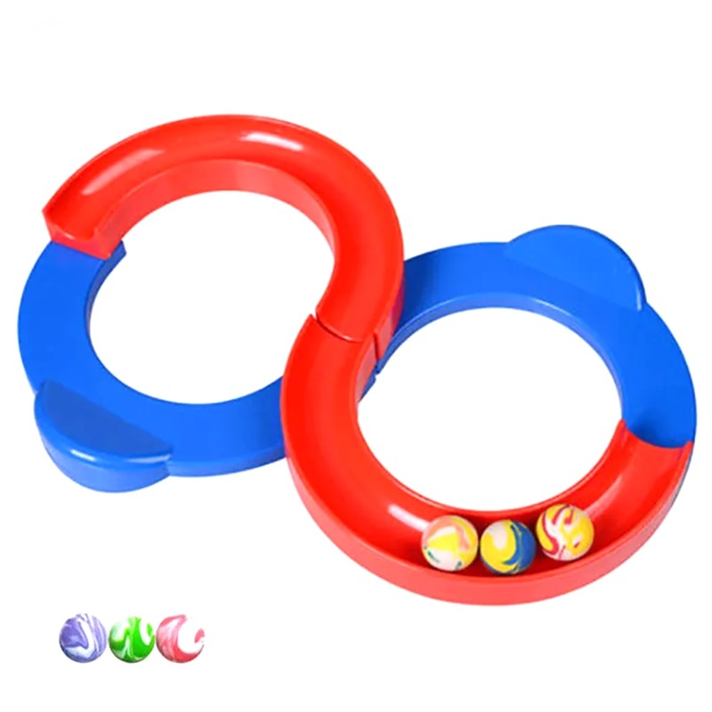 Nærbilde av småbarn som leker med pedagogisk baneballleke; fremmer tidlig motorisk utvikling og læring for barn.