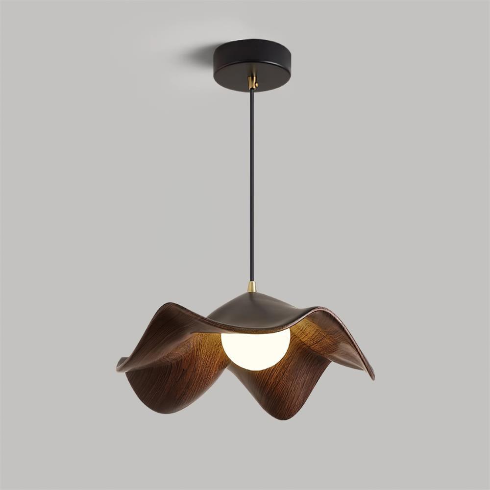 "Pendellampe med lotusdesign, elegant smijern- og harpikskombinasjon, unik stil for sofistikerte interiører."