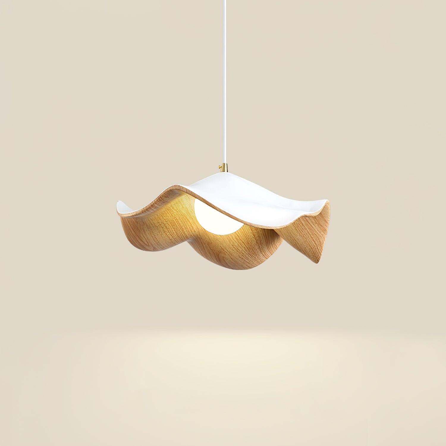 "Pendellampe med lotusdesign, elegant smijern- og harpikskombinasjon, unik stil for sofistikerte interiører."