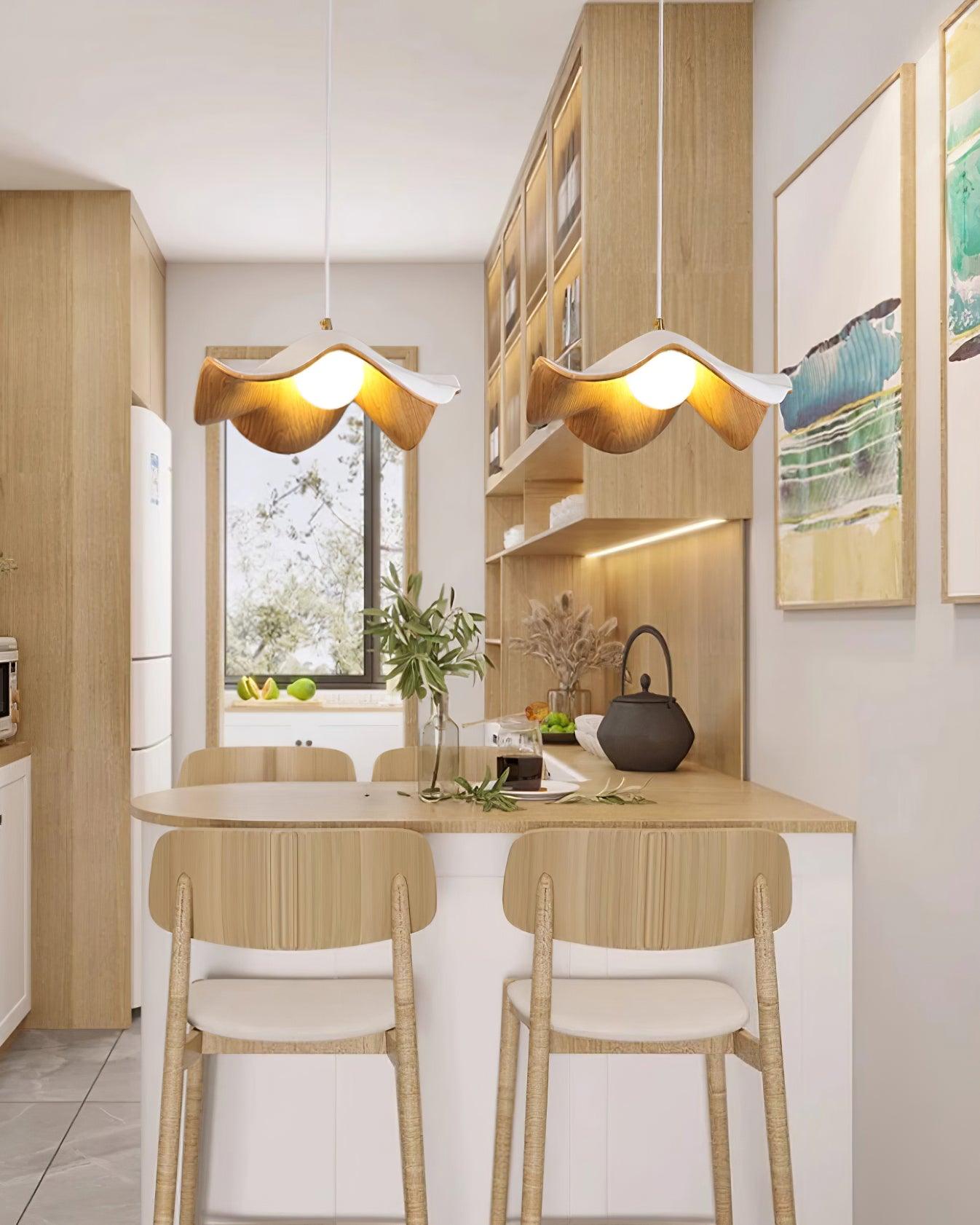 "Pendellampe med lotusdesign, elegant smijern- og harpikskombinasjon, unik stil for sofistikerte interiører."