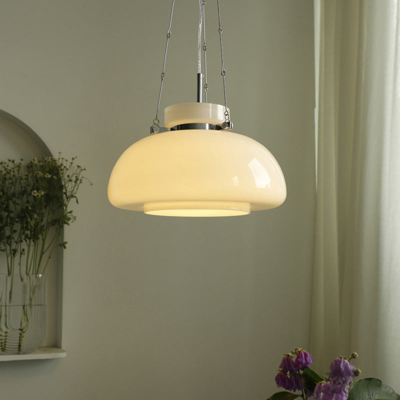 Pendellampe med rund melkeglasskjerm, moderne design for stuebelysning, gir mykt lys og elegant atmosfære.