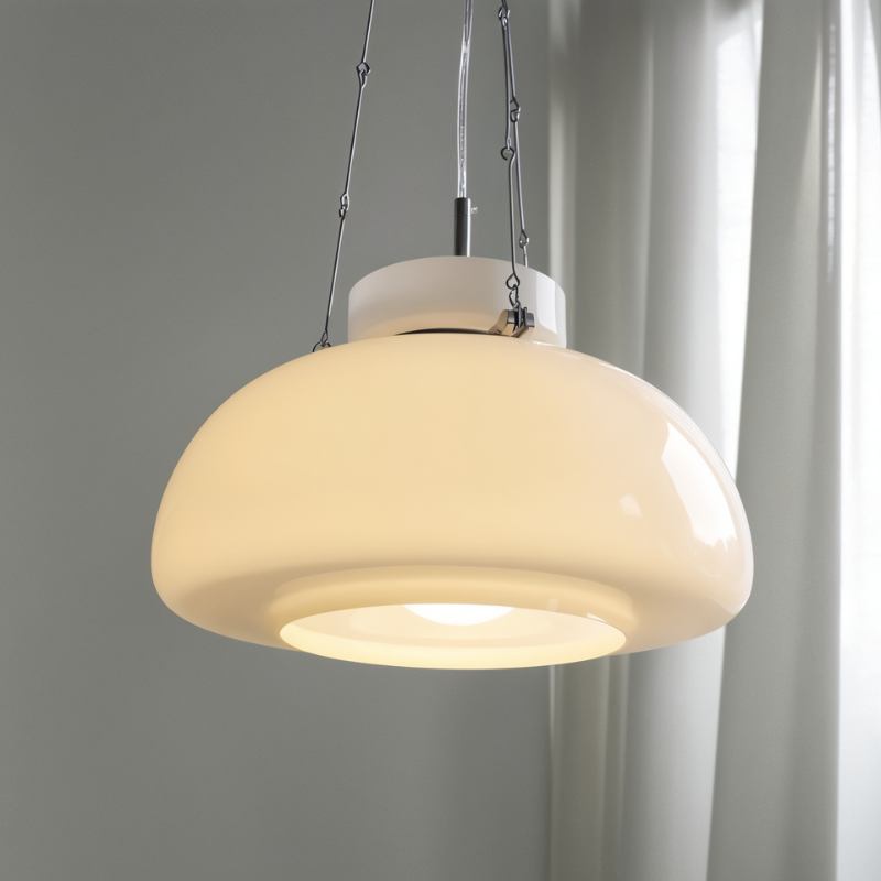 Pendellampe med rund melkeglasskjerm, moderne design for stuebelysning, gir mykt lys og elegant atmosfære.