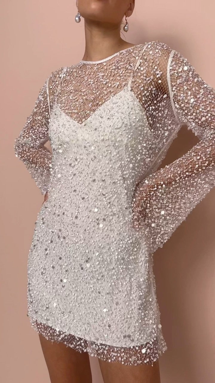 Perlebesatt nettingkjole med stropper, elegant og luftig design, perfekt for formelle anledninger. Finnes i svart og hvit.