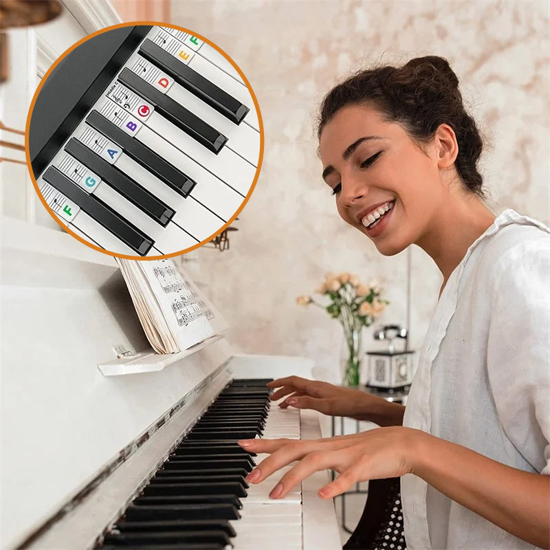 "Piano silikonetiketter for nybegynnere, fargerike avtakbare noteskilt som viser diskant- og bassstaver tydelig."