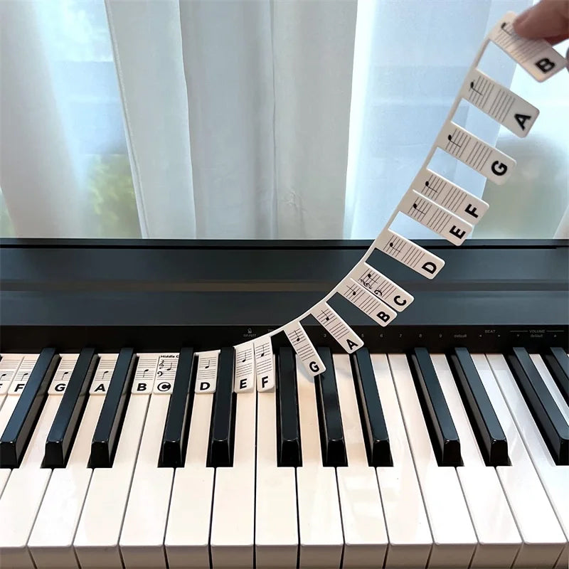 "Piano silikonetiketter for nybegynnere, fargerike avtakbare noteskilt som viser diskant- og bassstaver tydelig."