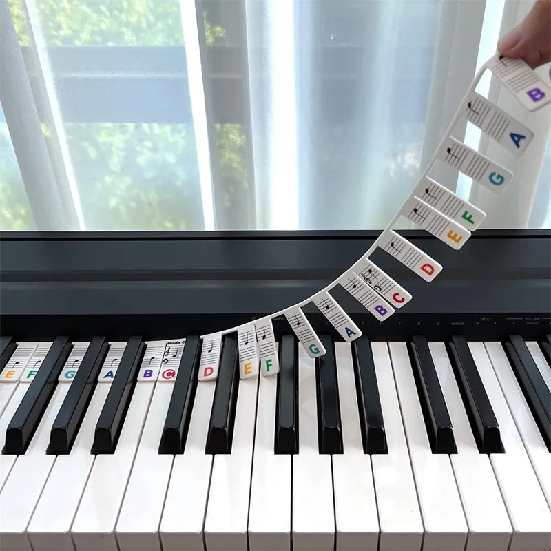 "Piano silikonetiketter for nybegynnere, fargerike avtakbare noteskilt som viser diskant- og bassstaver tydelig."