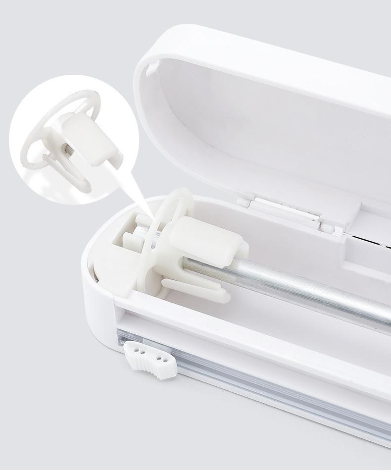 "Plastfoliekutter på kjøkken, slitesterkt ABS, moderne design med toveis kutterhode, sikker bunn med mikrosug."
