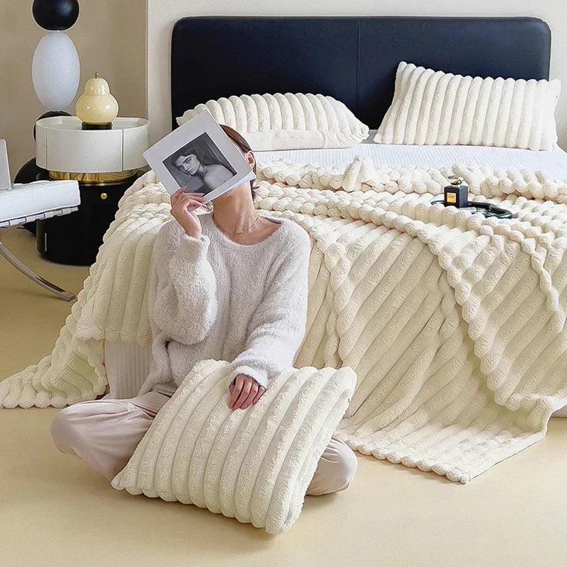 Deilig varmt teppe av korallfleece, perfekt som sengeteppe for kalde netter.