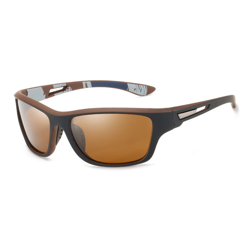 "Polarisert sportssolbrille med antirefleks, UV400-beskyttelse, i bruk ute, moderne design, lett og holdbar ramme."