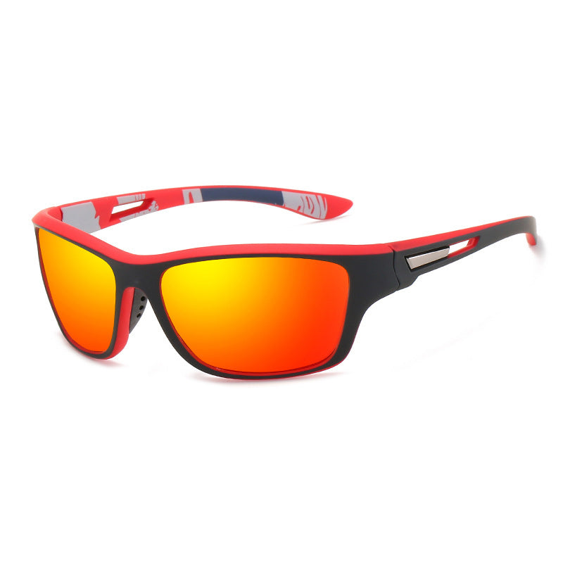 "Polarisert sportssolbrille med antirefleks, UV400-beskyttelse, i bruk ute, moderne design, lett og holdbar ramme."