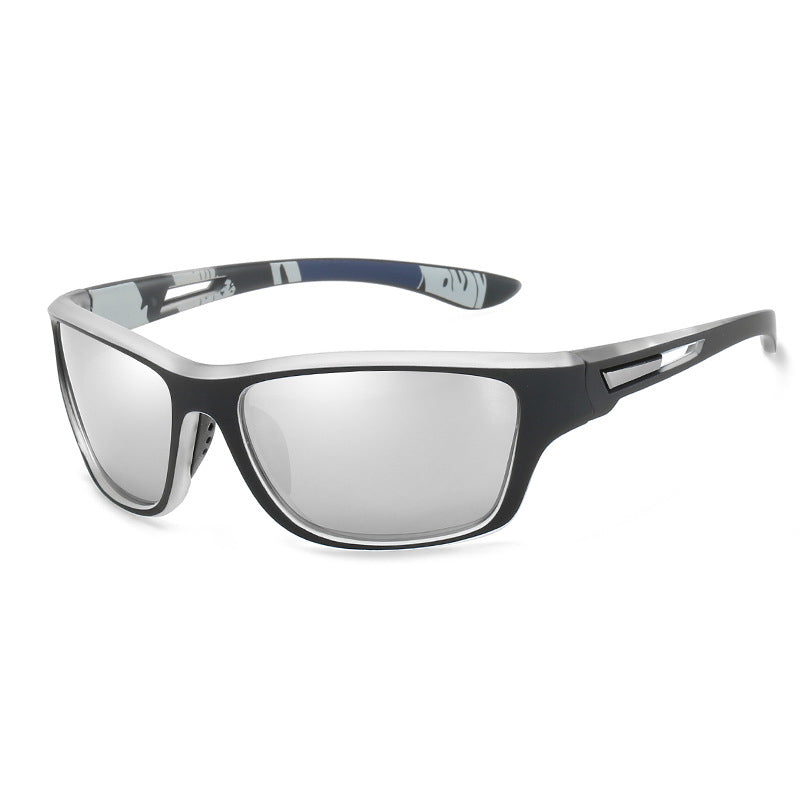 "Polarisert sportssolbrille med antirefleks, UV400-beskyttelse, i bruk ute, moderne design, lett og holdbar ramme."