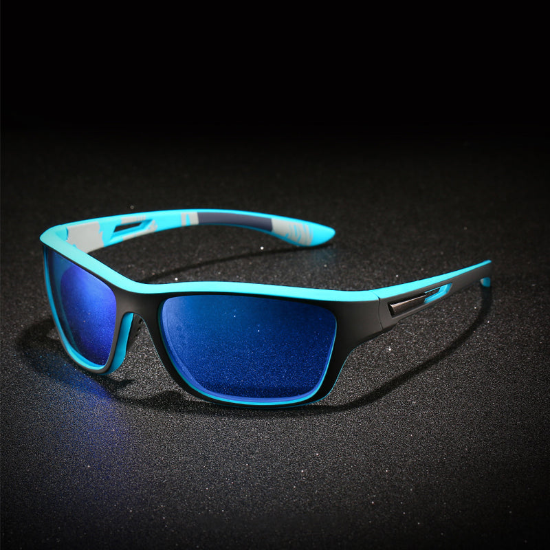 "Polarisert sportssolbrille med antirefleks, UV400-beskyttelse, i bruk ute, moderne design, lett og holdbar ramme."