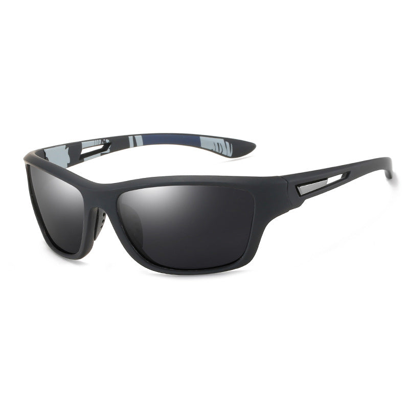 "Polarisert sportssolbrille med antirefleks, UV400-beskyttelse, i bruk ute, moderne design, lett og holdbar ramme."