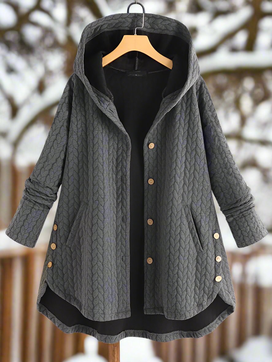 Varm og moderne damejakke, quiltet med oversized passform og hette. Asymmetrisk kant for et trendy vinter-look.