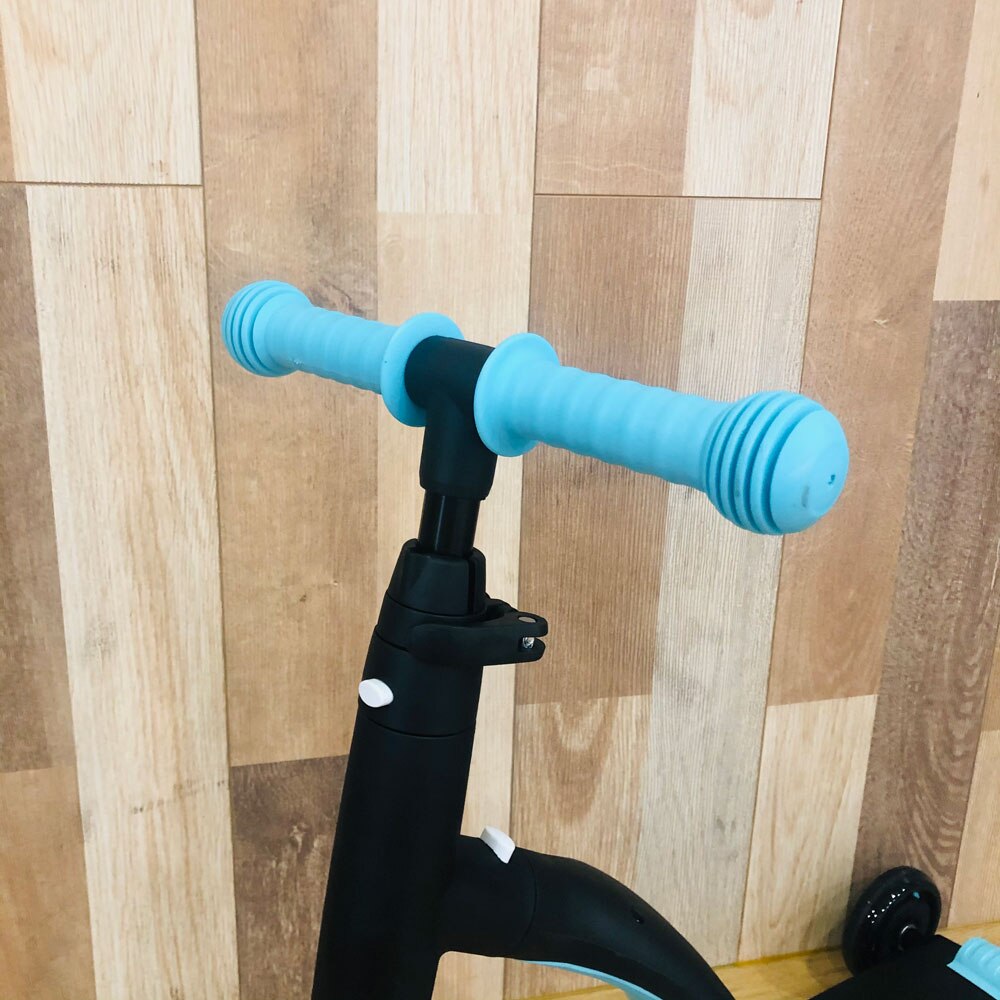 Detaljert bilde av rød 3-i-1 barnescooter/trehjulssykkel/balansesykkel, viser funksjoner for småbarnslek.