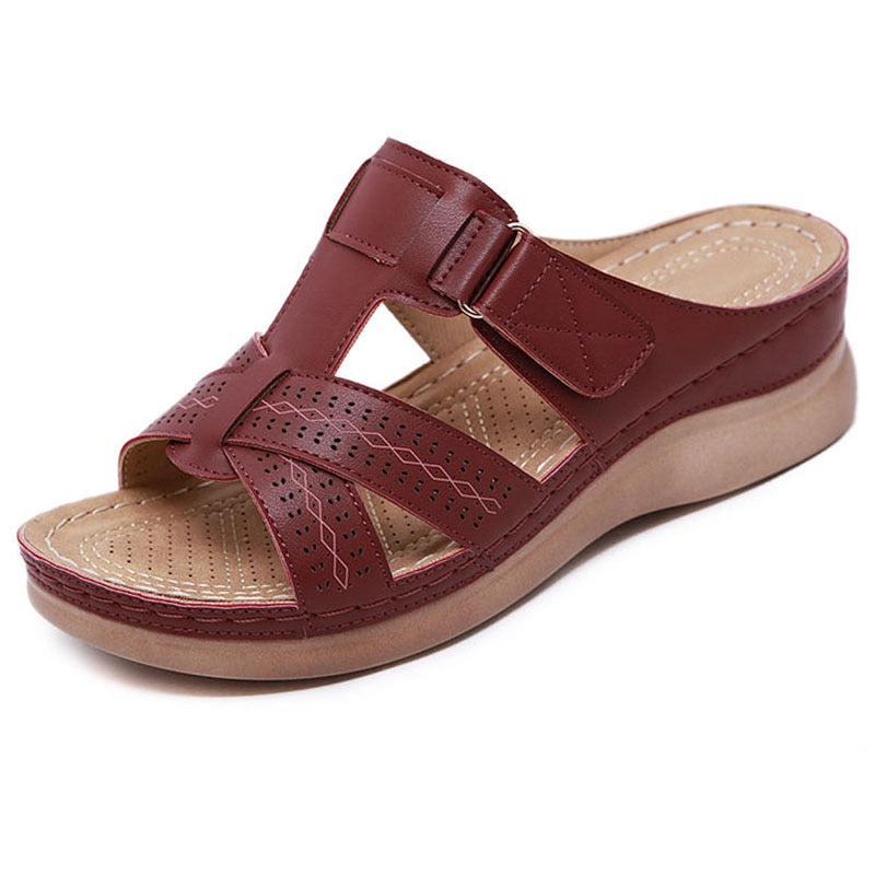 Rosa ortopediske damesandaler, myke slip-ons med støtdemping og kilehæl.