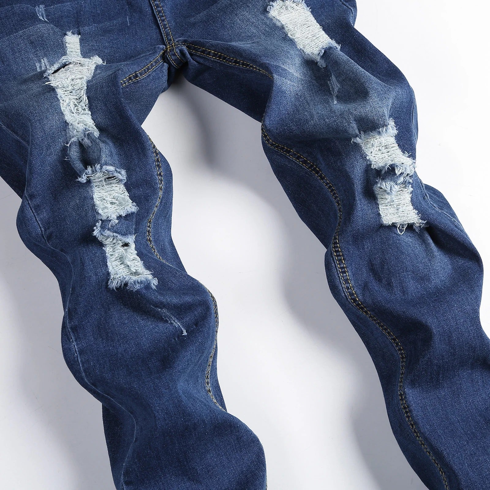 Menns denim jeans fra Råde i skinny fit design, med edgy rifter og god passform.