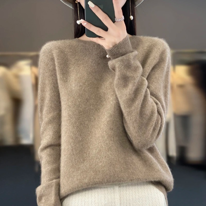 "Ravikna genser i myk cashmere for kvinner, beige farge, langermet og tidløs design for høsten."