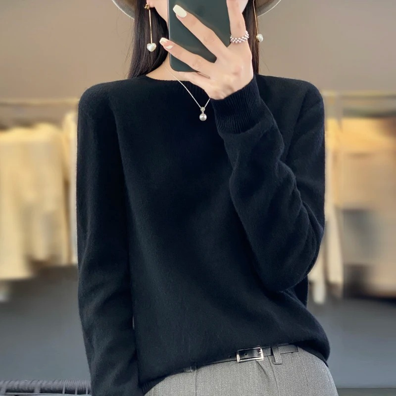 "Ravikna genser i myk cashmere for kvinner, beige farge, langermet og tidløs design for høsten."