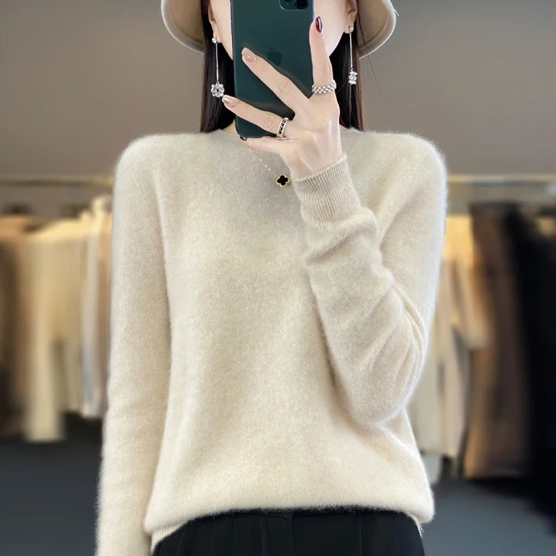 "Ravikna genser i myk cashmere for kvinner, beige farge, langermet og tidløs design for høsten."