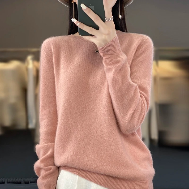 "Ravikna genser i myk cashmere for kvinner, beige farge, langermet og tidløs design for høsten."