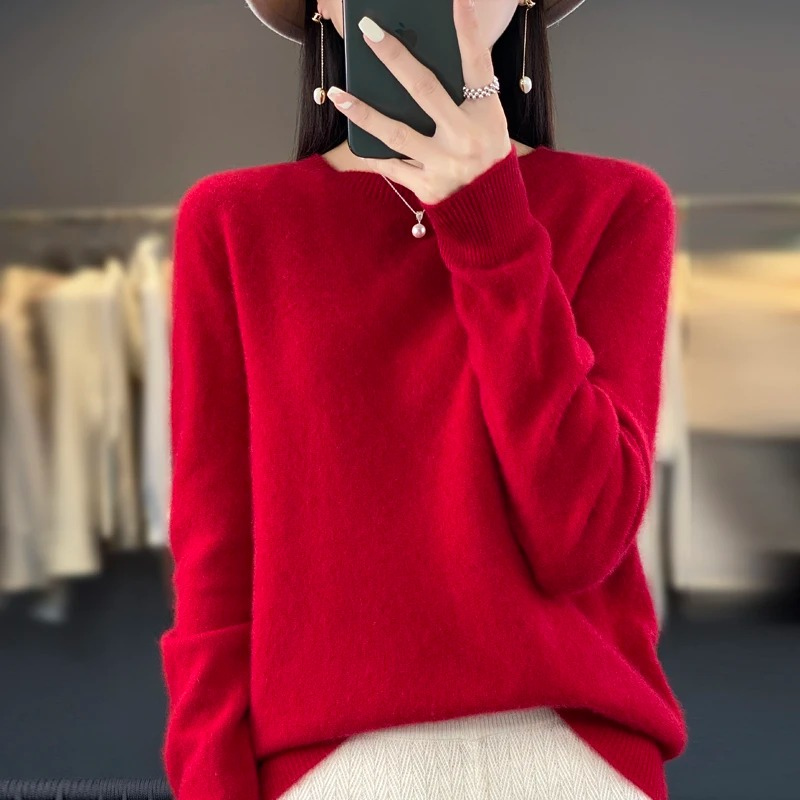 "Ravikna genser i myk cashmere for kvinner, beige farge, langermet og tidløs design for høsten."