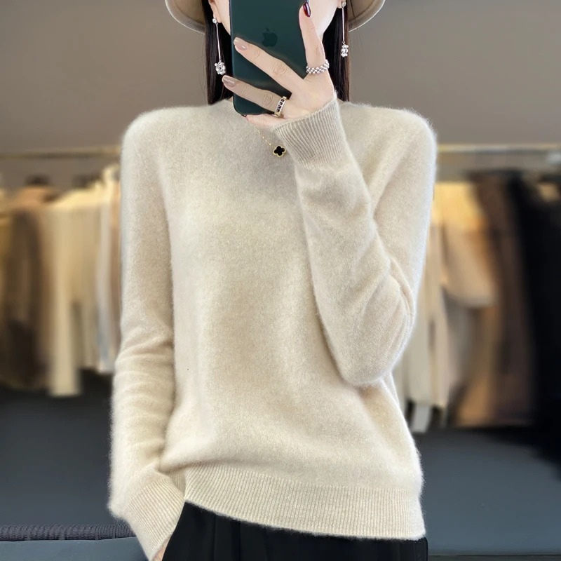 "Ravikna genser i myk cashmere for kvinner, beige farge, langermet og tidløs design for høsten."