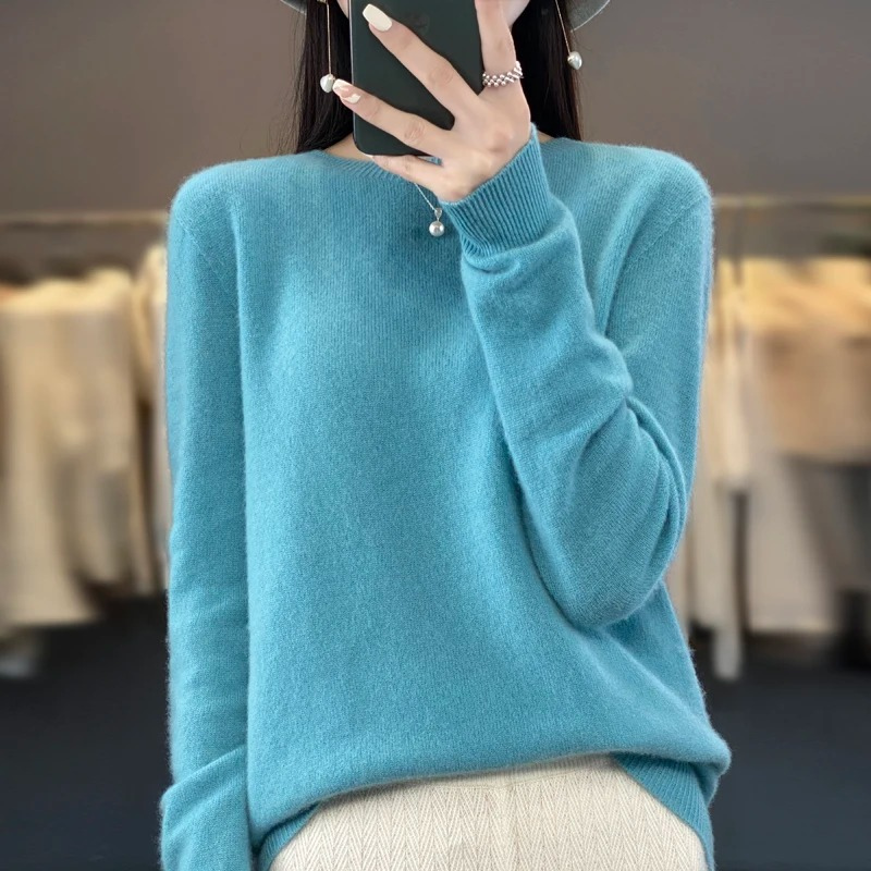 "Ravikna genser i myk cashmere for kvinner, beige farge, langermet og tidløs design for høsten."