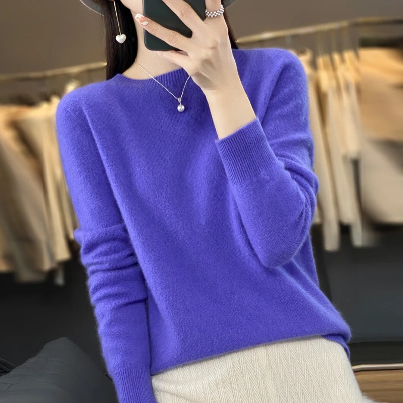 "Ravikna genser i myk cashmere for kvinner, beige farge, langermet og tidløs design for høsten."