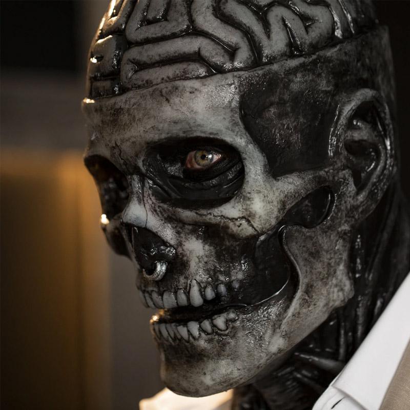 "Realistisk skjelettmaske i silikon med skumle detaljer, perfekt for Halloween og maskerade. Fleksibel og komfortabel."