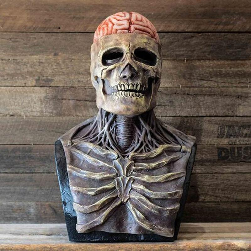 "Realistisk skjelettmaske i silikon med skumle detaljer, perfekt for Halloween og maskerade. Fleksibel og komfortabel."