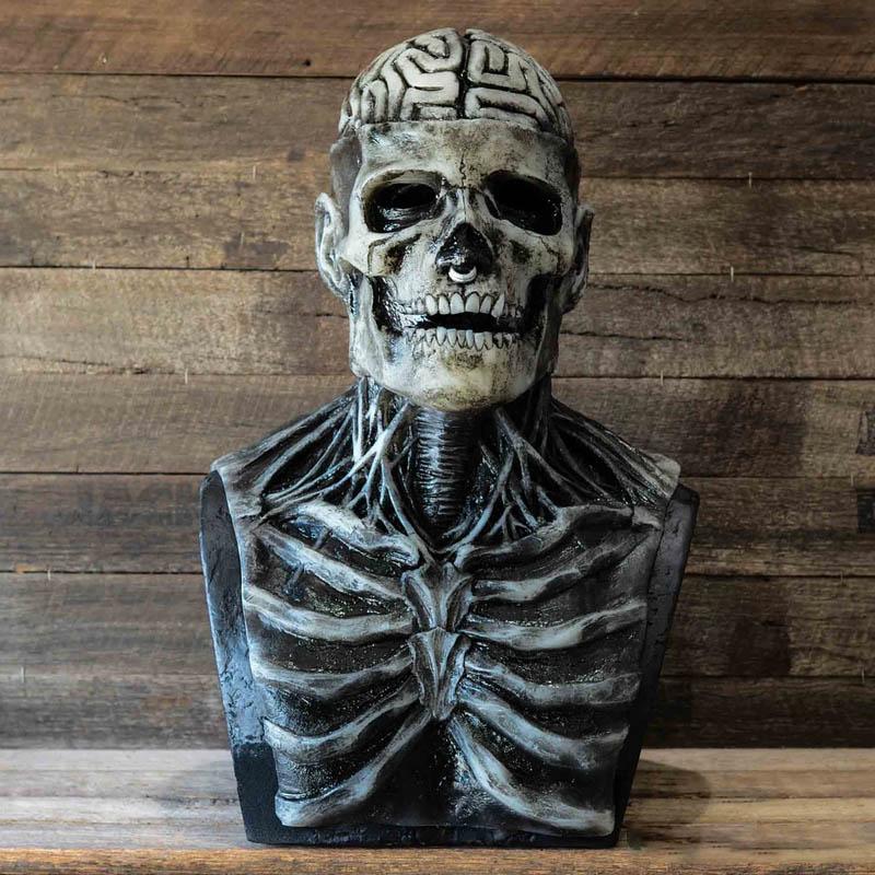 "Realistisk skjelettmaske i silikon med skumle detaljer, perfekt for Halloween og maskerade. Fleksibel og komfortabel."