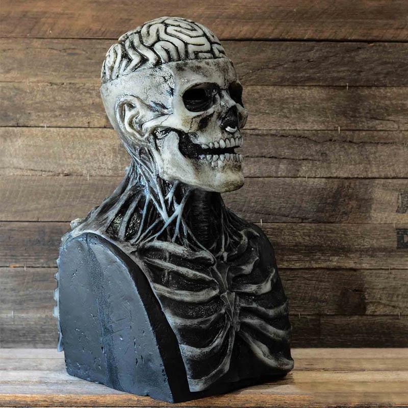 "Realistisk skjelettmaske i silikon med skumle detaljer, perfekt for Halloween og maskerade. Fleksibel og komfortabel."