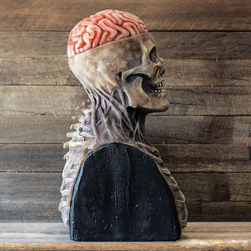 "Realistisk skjelettmaske i silikon med skumle detaljer, perfekt for Halloween og maskerade. Fleksibel og komfortabel."