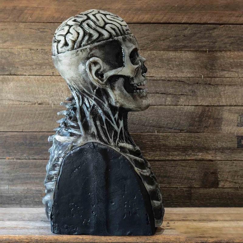 "Realistisk skjelettmaske i silikon med skumle detaljer, perfekt for Halloween og maskerade. Fleksibel og komfortabel."