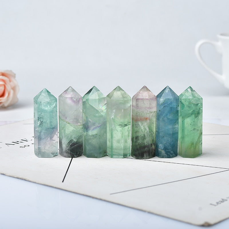 Fargerikt regnbuefluoritt krystalltårn, perfekt for meditasjon og chakra balanse.