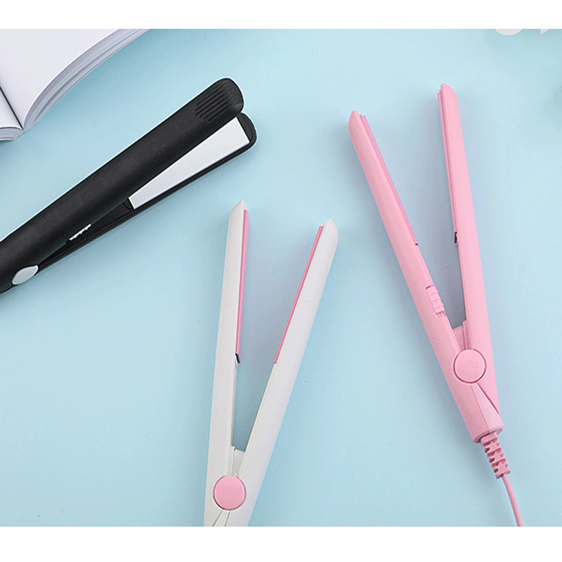 "Reisevennlig keramisk mini hårretter, liten og elegant, perfekt for styling på farten med jevn varmefordeling."