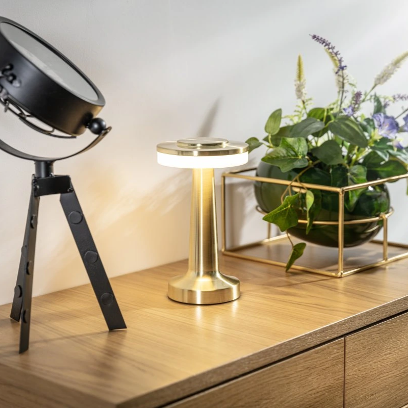 Moderne retro LED-lampe, trådløs og energieffektiv, ideell som bordlampe for hjemmet.