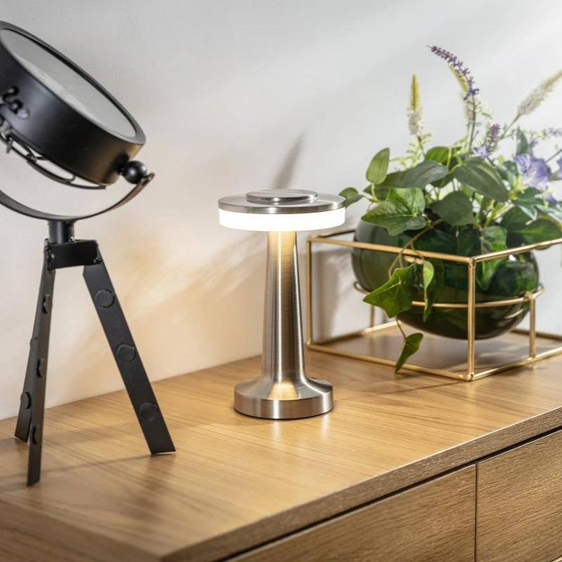Stilren retro bordlampe, trådløs og oppladbar, perfekt som dekor og funksjonell soveromslampe.