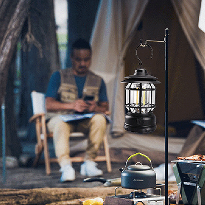 "Retro campinglampe med LED-lys, USB-lading, metallkonstruksjon og vintage design for stilfulle ute- eller innendørsopplevels