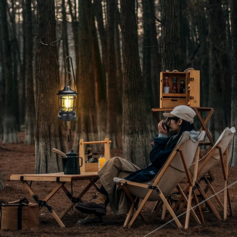 "Retro campinglampe med LED-lys, USB-lading, metallkonstruksjon og vintage design for stilfulle ute- eller innendørsopplevels